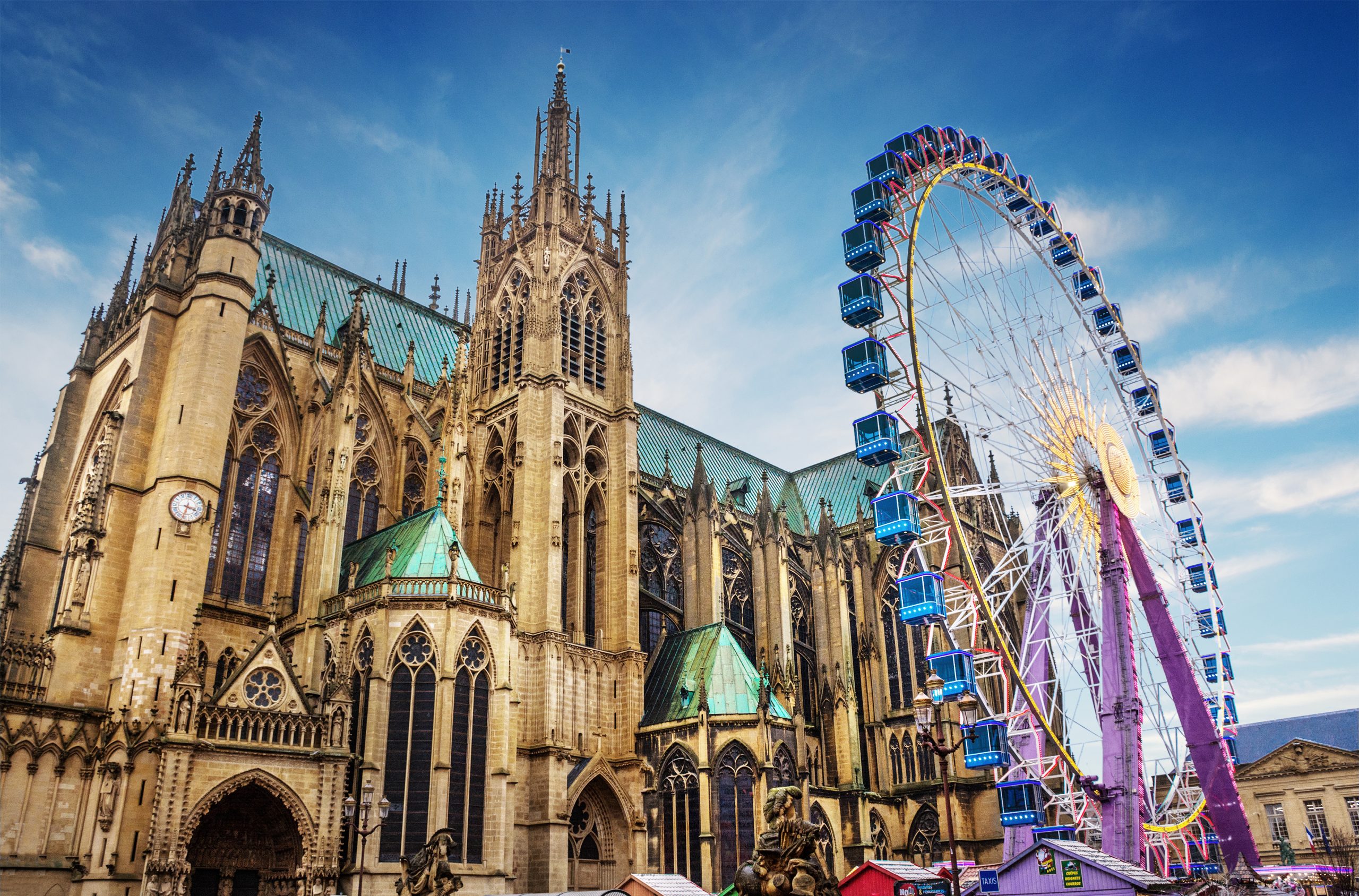 ville de metz cathédrale saint Étienne avec marché de noël et grande roue